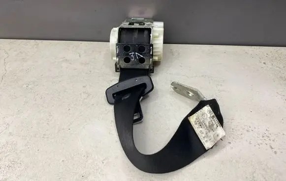 BMW 5 E60 E61 Rear seatbelt 33061260