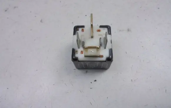 Volkswagen PASSAT B5 Other relay 443951253J