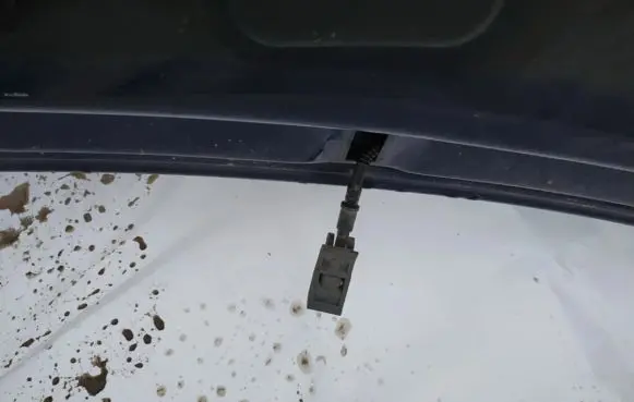 Volkswagen Golf IV Windshield washer spray nozzle 