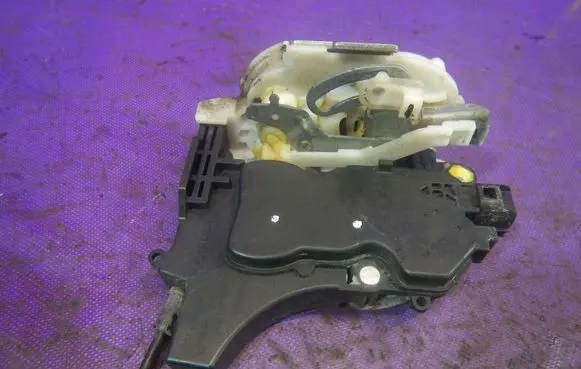 Mitsubishi Lancer VIII Rear door lock