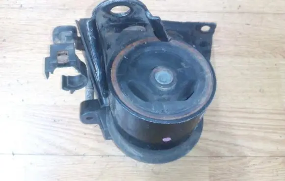 Nissan Primera Engine mount bracket