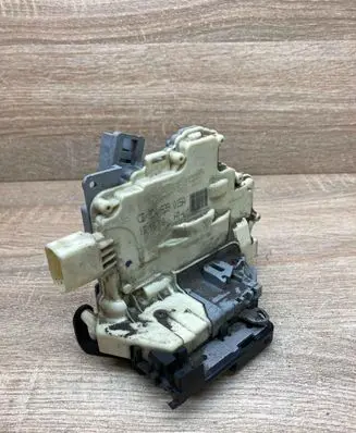Volkswagen PASSAT B6 Rear door lock 3C4839015A