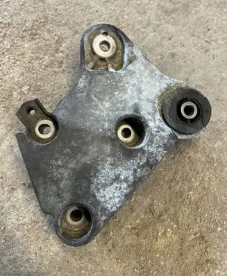 Engine mounting bracket