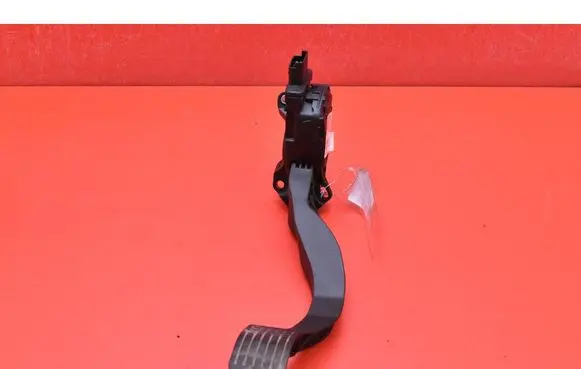 Accelerator throttle pedal