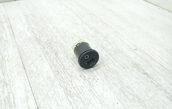 Nissan Qashqai USB socket connector 
