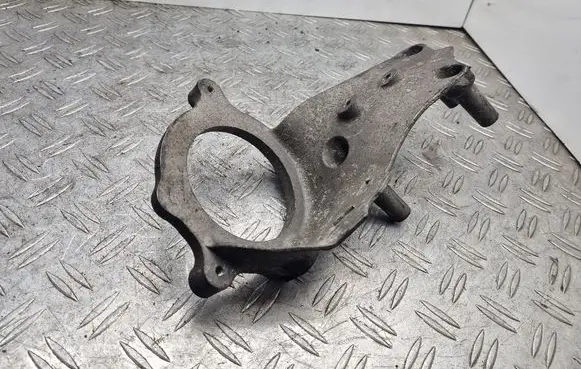 Engine mounting bracket