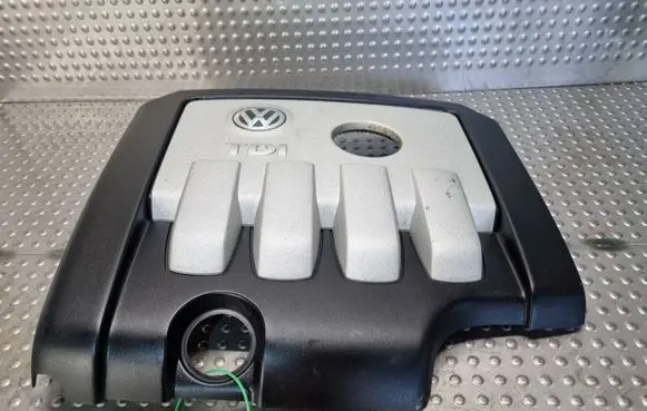 Volkswagen PASSAT B6 Engine cover (trim) 03G103925BP