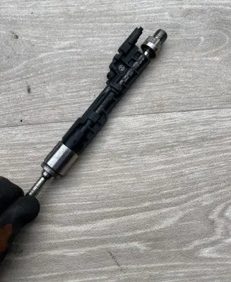 BMW X1 E84 Fuel injector 7597870 13647597870