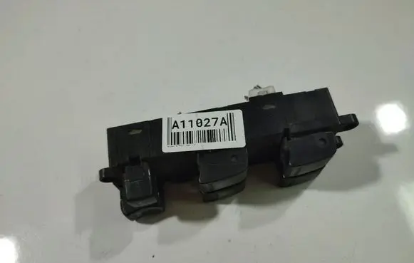 Nissan X-Trail T30 Electric window control switch 