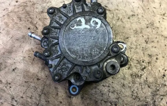 Volkswagen Golf V Vacuum pump 03G145209