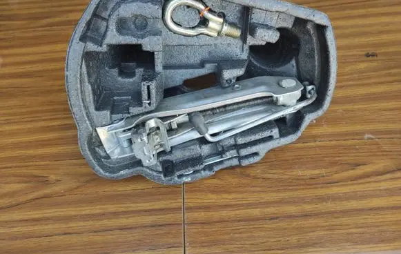 Volkswagen Golf IV Tool box 1j0012115r