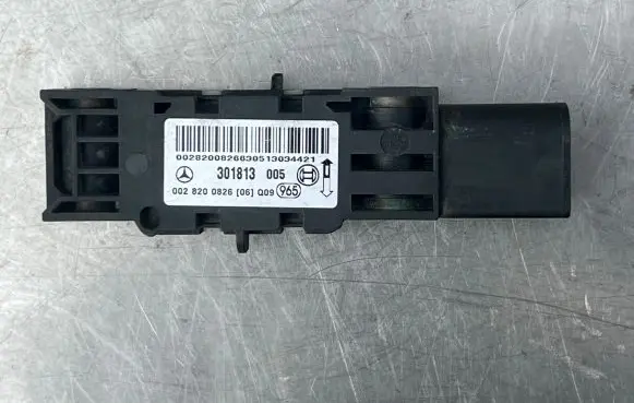 Mercedes-Benz S W220 Airbag deployment crash/impact sensor 0028200826 301813005