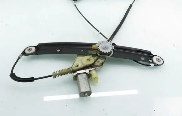 BMW 1 E81 E87 Front door window regulator with motor 6978846