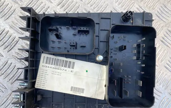 Volkswagen Touran I Fuse box set 1K0937124H 015345021