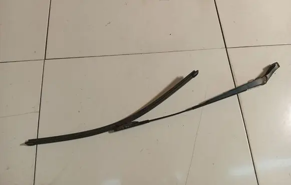 Opel Zafira B Front wiper blade arm 13145564