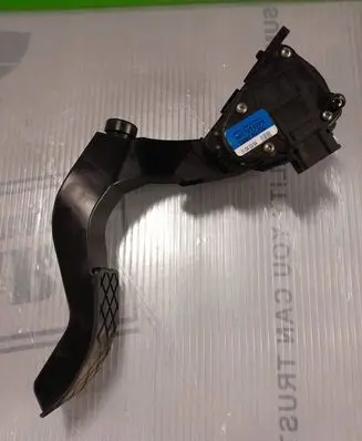 Volkswagen PASSAT B5.5 Accelerator throttle pedal 8D1723523N
