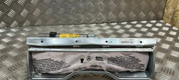 Mercedes-Benz E C207 W207 Knee airbag 306026999AR M2GC19201668