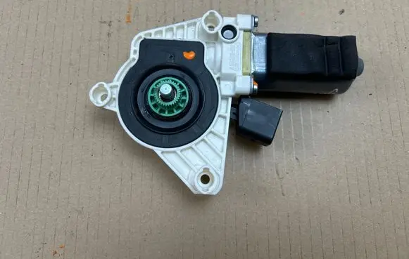 Mercedes-Benz CLA C117 X117 W117 Front door window regulator motor 0536010604