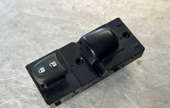 Nissan Qashqai Electric window control switch