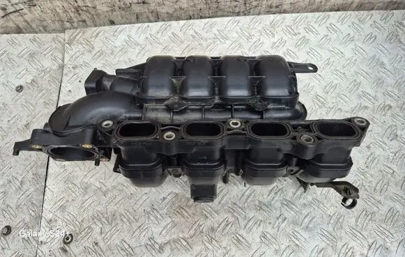 Toyota Yaris Intake manifold 1712047010
