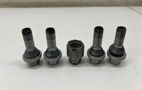 Polestar 2 Anti-theft wheel nuts and lock 