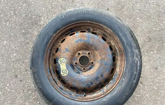 Land Rover Discovery 3 - LR3 R19 spare wheel 