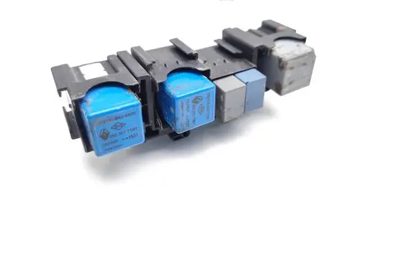 Opel Vivaro Fuse module 93452805 252301716R 678835910R