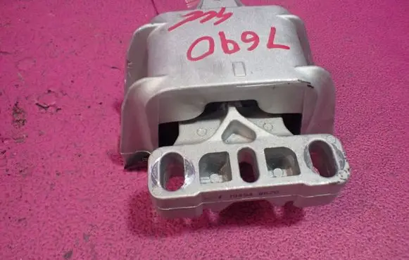 Volkswagen Golf IV Gearbox mounting bracket 