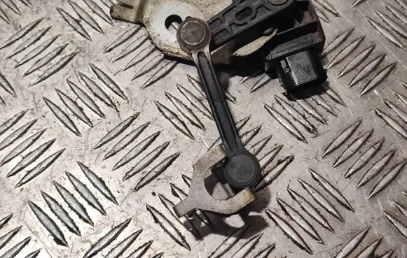 Mercedes-Benz C W205 Rear suspension height sensor lever A0009053704