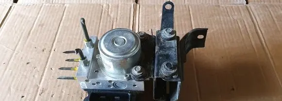 Nissan Leaf I (ZE0) ABS Pump TD8405 E18020660