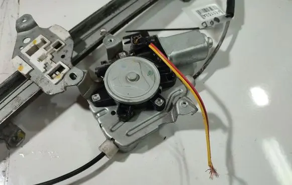 Nissan Tiida C11 Front door window regulator motor 704C6