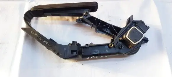 Mercedes-Benz E W211 Accelerator throttle pedal A2113000504