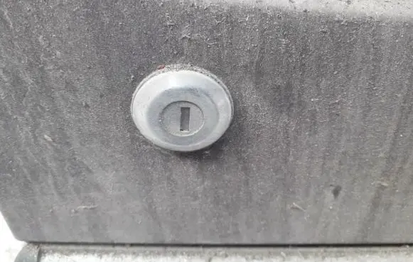 Peugeot 405 Front door lock (next to the handle) 