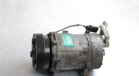 Volkswagen Golf V Air conditioning (A/C) compressor (pump) 7H0820803D