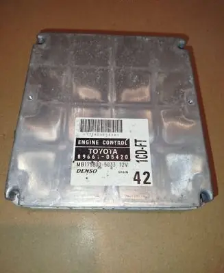 Toyota Avensis T220 Engine control unit/module 1758005033 8966105420 MB1758005033