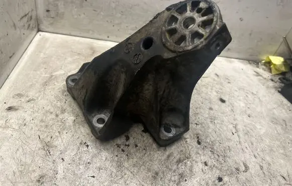 Audi Q7 4L Engine mounting bracket