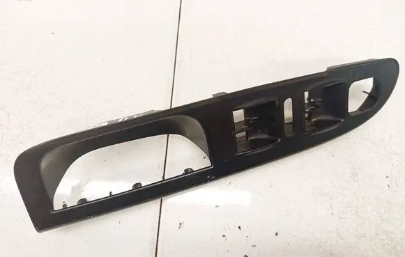 Volkswagen PASSAT B6 Front door window switch trim 3C1867171B
