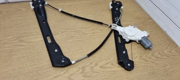BMW 1 E81 E87 Front door window regulator with motor 6927027
