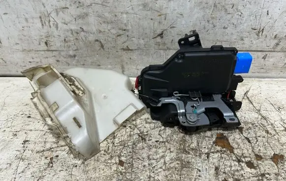 Volkswagen Golf V Front door lock 3D1837016AC