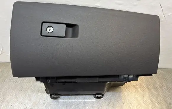 Volvo V70 Glove box 39831231