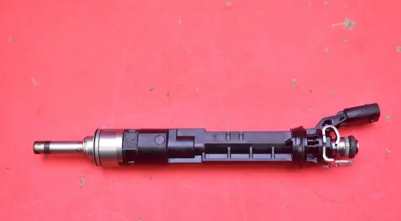Nissan Qashqai Fuel injector 166005550R