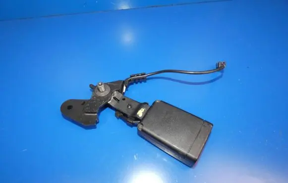 Volvo XC90 Middle seatbelt buckle (rear) 