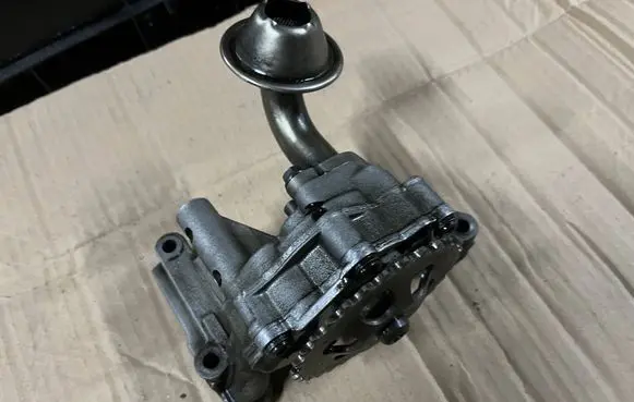 Volkswagen PASSAT B5 Oil pump 038105105B