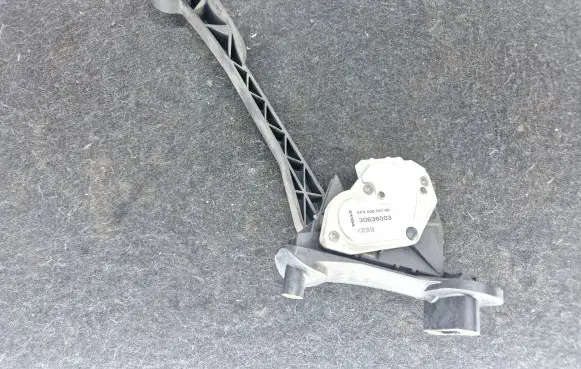 Volvo S60 Accelerator throttle pedal 30636003