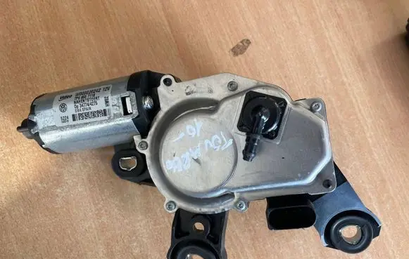Volkswagen Touareg II Rear window wiper motor 7P6955711A