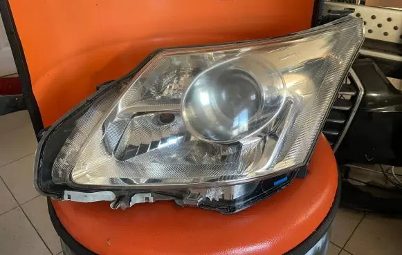 Toyota Avensis T270 Headlight/headlamp H279GLDEHAL