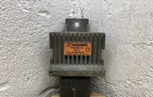 Peugeot 3008 I Glow plug pre-heat relay 9663824880 AV6112A343BA