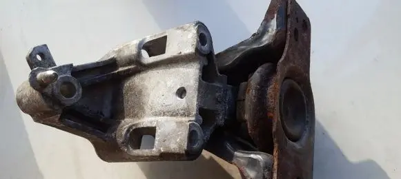 Nissan Note (E11) Engine mount bracket 11210AX60A 11210AX62A