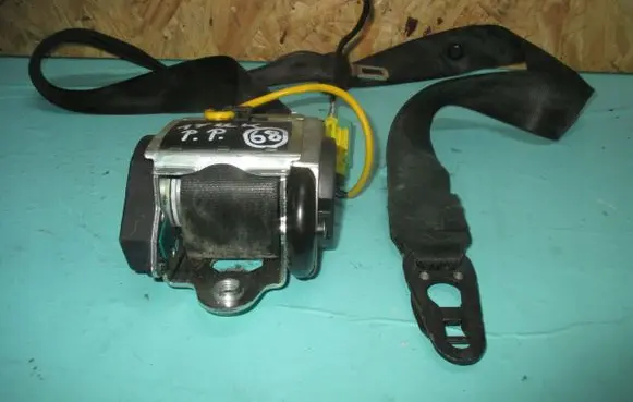 Volkswagen Touareg I Seat belt trim 7L0857706E