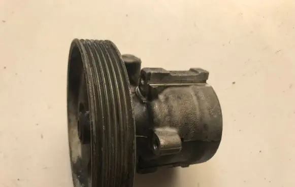 Peugeot 206 CC Power steering pump 26057304 9637058480
